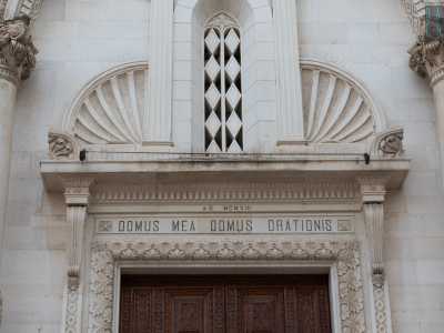 Bench� l�edificio sia del XVI secolo, sull�architrave del portale centrale � infatti riportata una data molto pi� recente: MCMXIII (1913)
